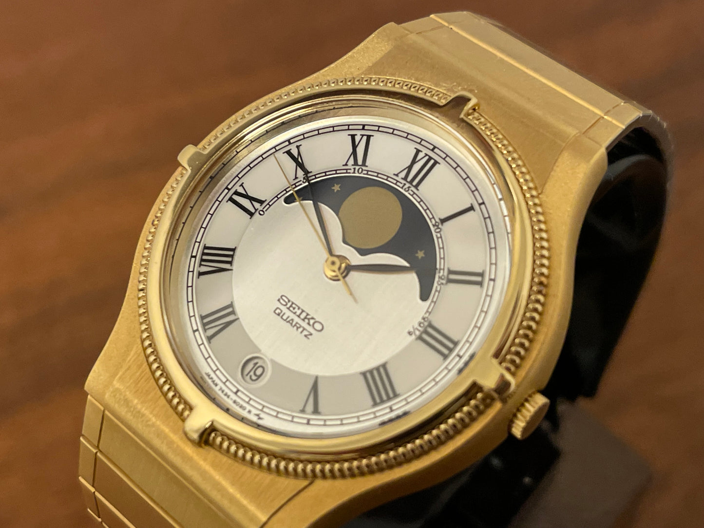 (1985) Seiko 7434-6010 gold colored dress watch with moon phase (NOS)