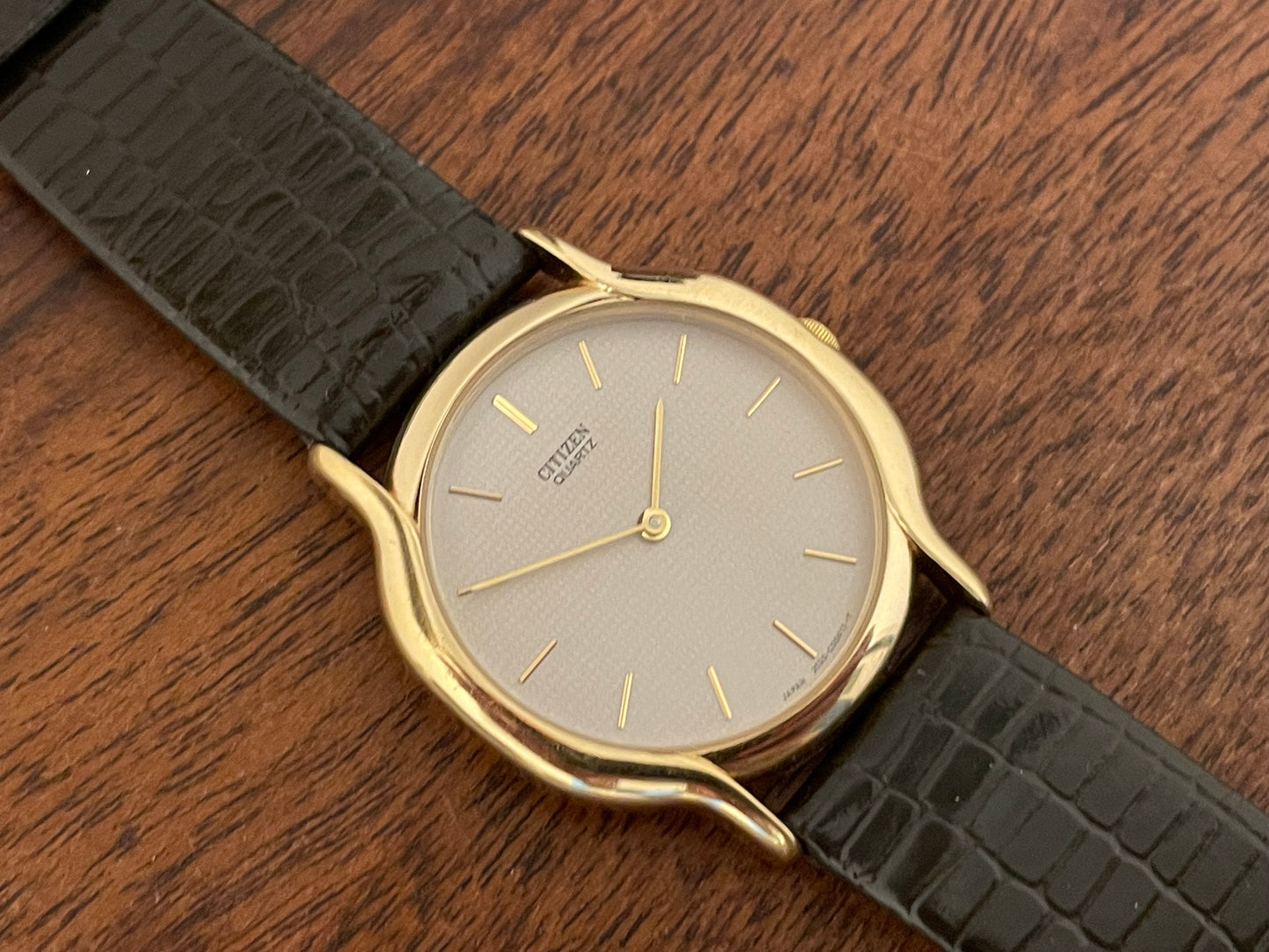 (1976) Citizen 6020-4-Y50335 dress watch - gold colored case - silver textured dial w/ gold markers (NOS)
