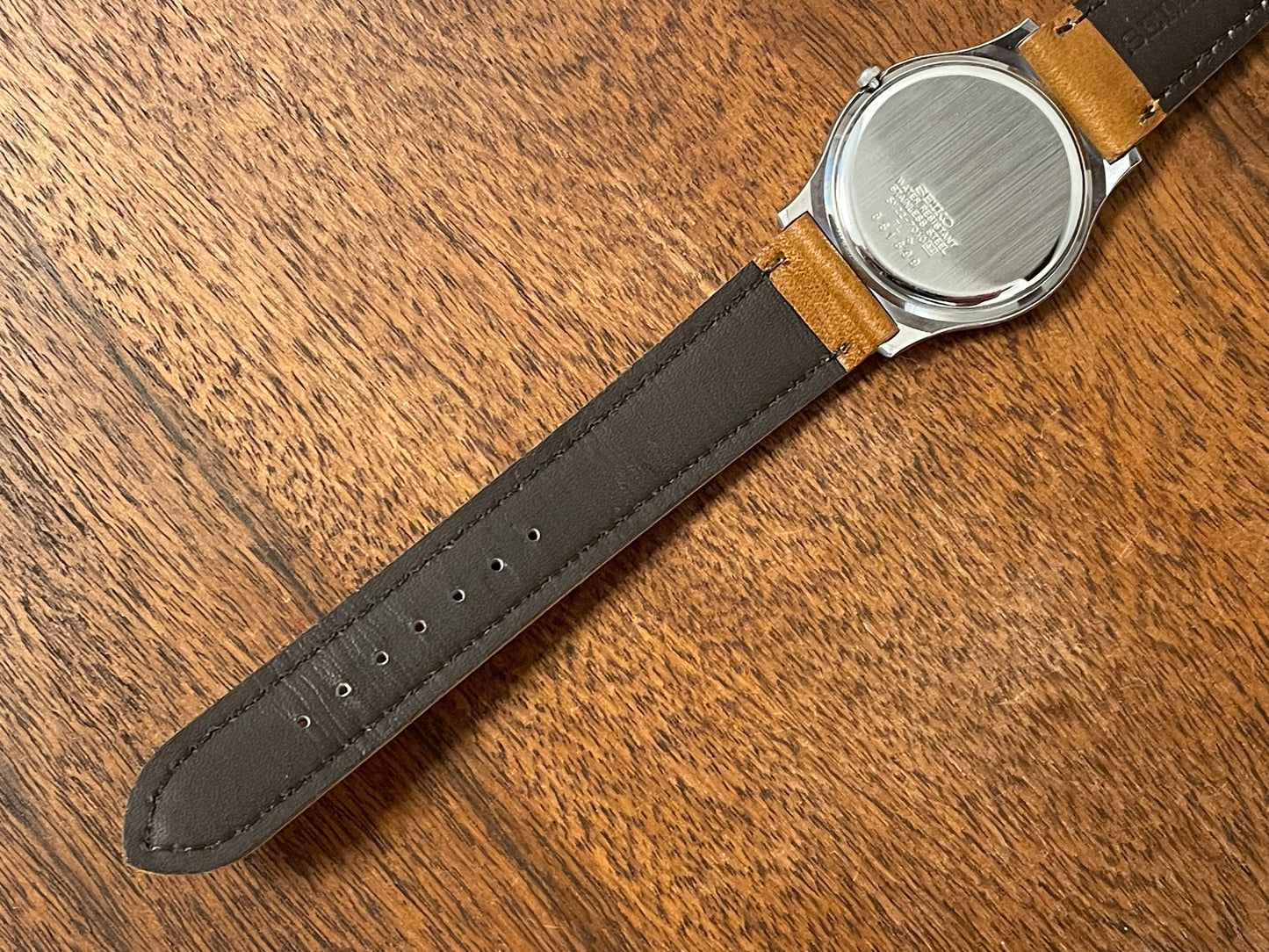 (1988) Seiko 5Y22-7010 Quartz SQ dress watch - black dial w/ 180° arc date window (NOS)