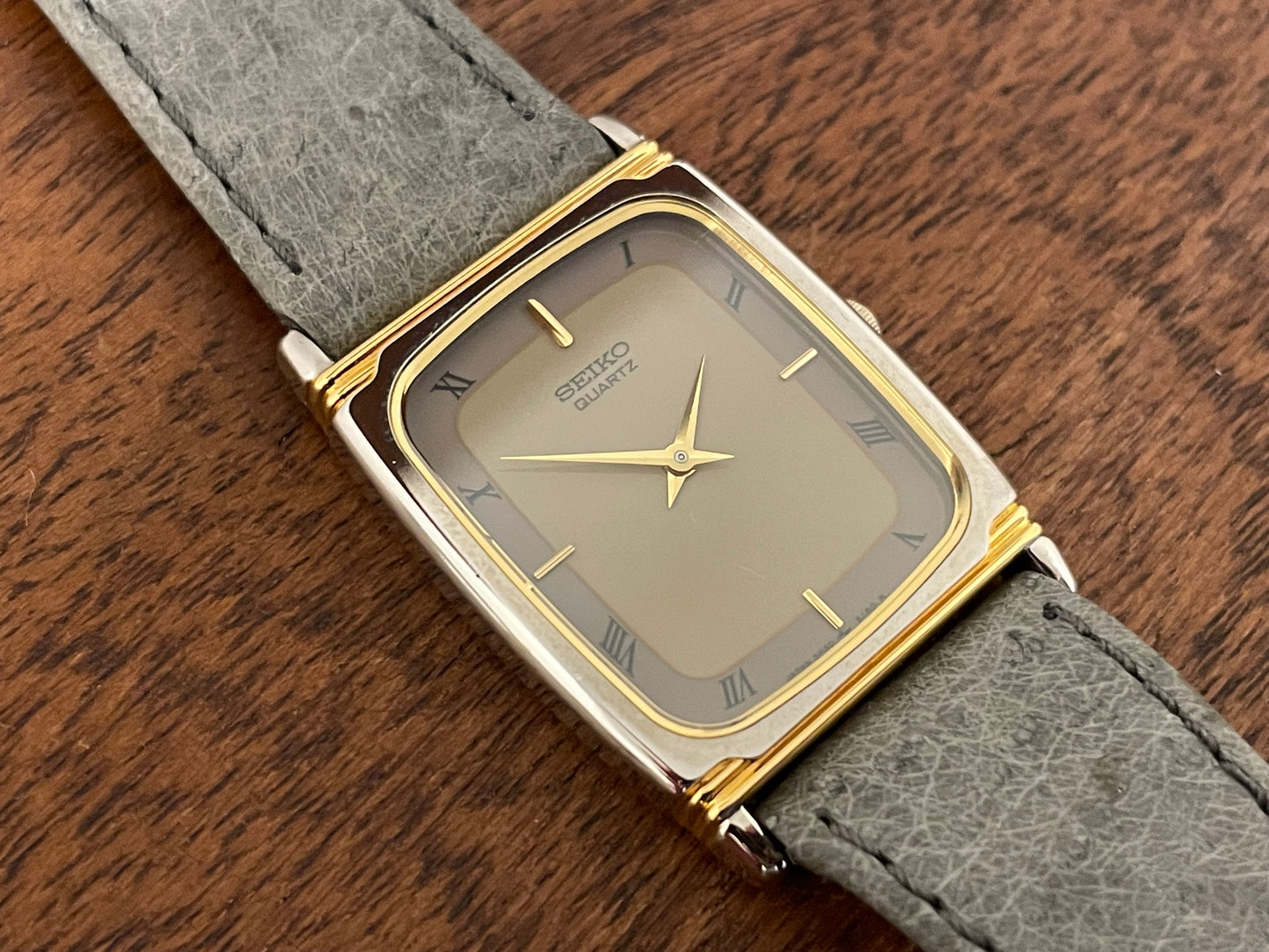 (1996) Seiko 5P30-5200 Quartz "Tank" dress watch - beige dial w/ Roman numerals (NOS)