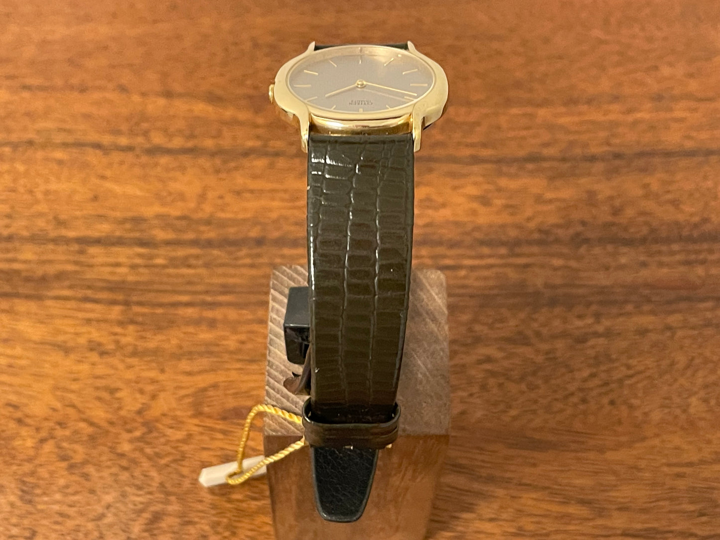 (1976) Citizen 6020-4-Y50335 dress watch - gold colored case - silver textured dial w/ gold markers (NOS)