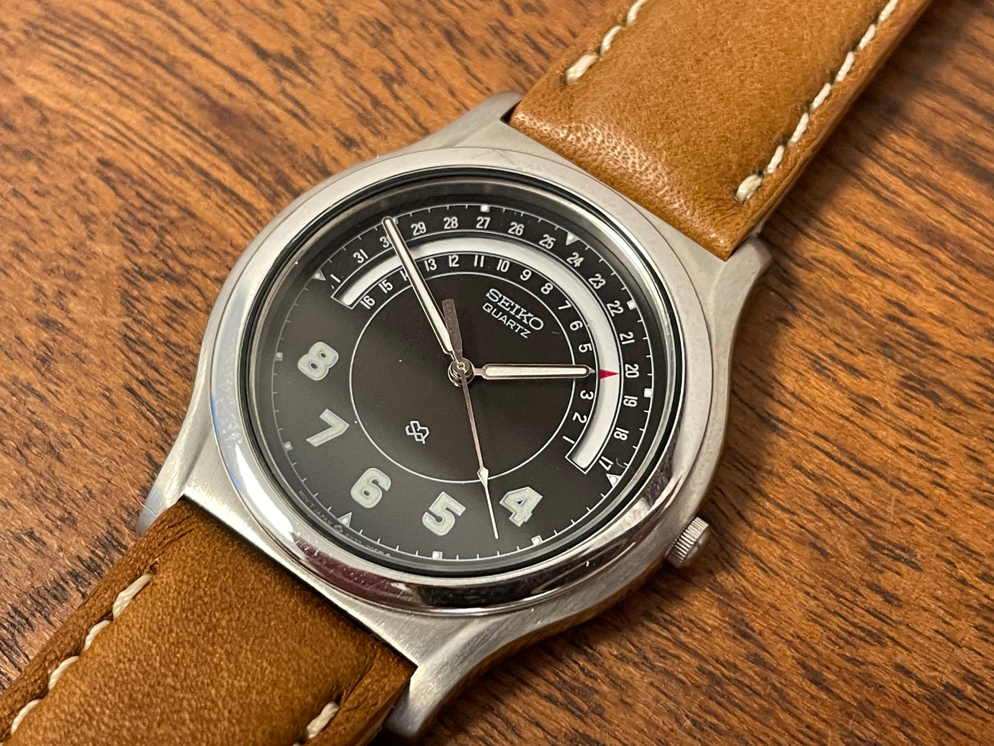 (1988) Seiko 5Y22-7010 Quartz SQ dress watch - black dial w/ 180° arc date window (NOS)