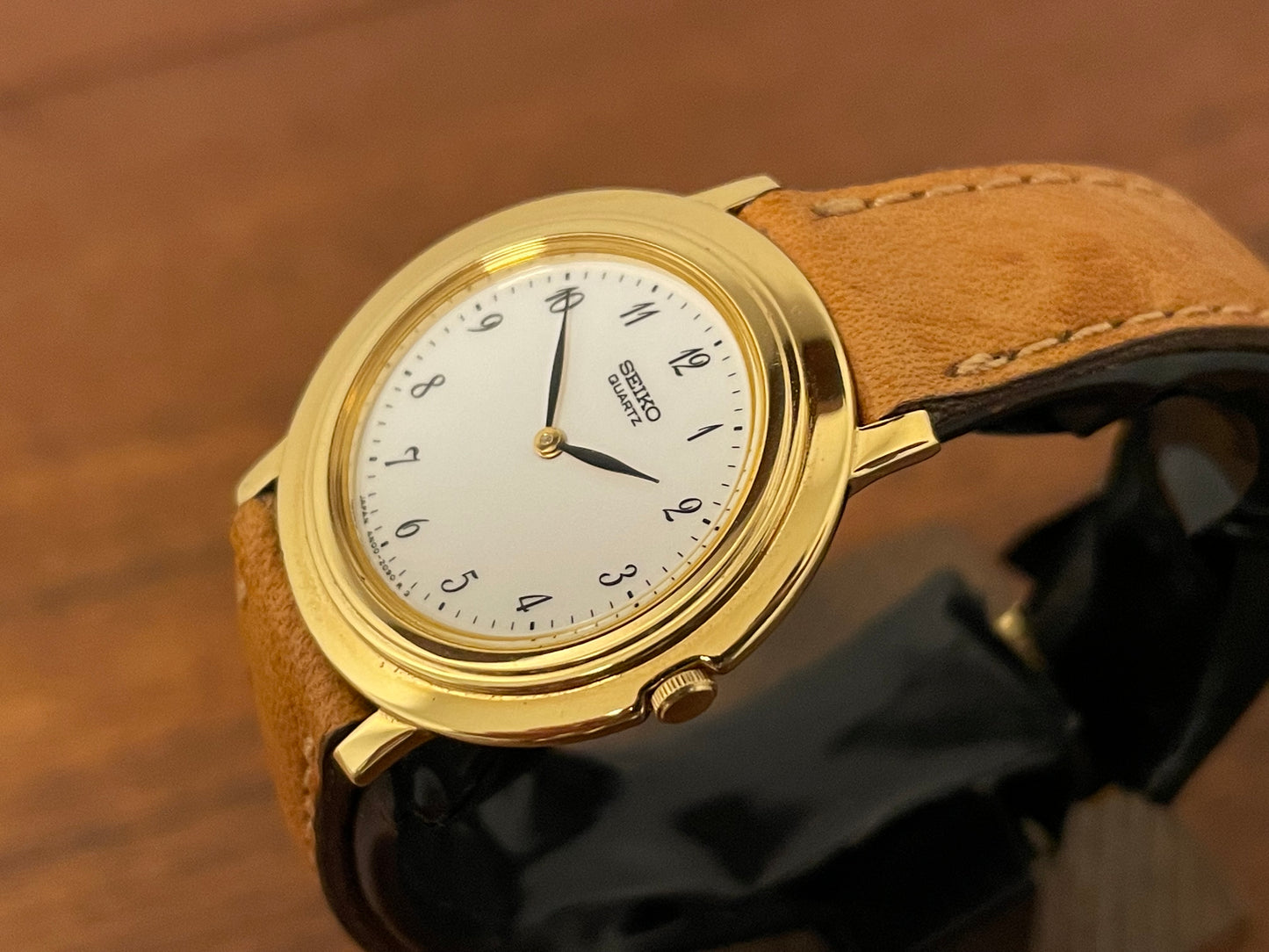 (1992) Seiko 4N00-0630 dress watch - white dial w/ Arabic numerals & leaf hands - small size (NOS)
