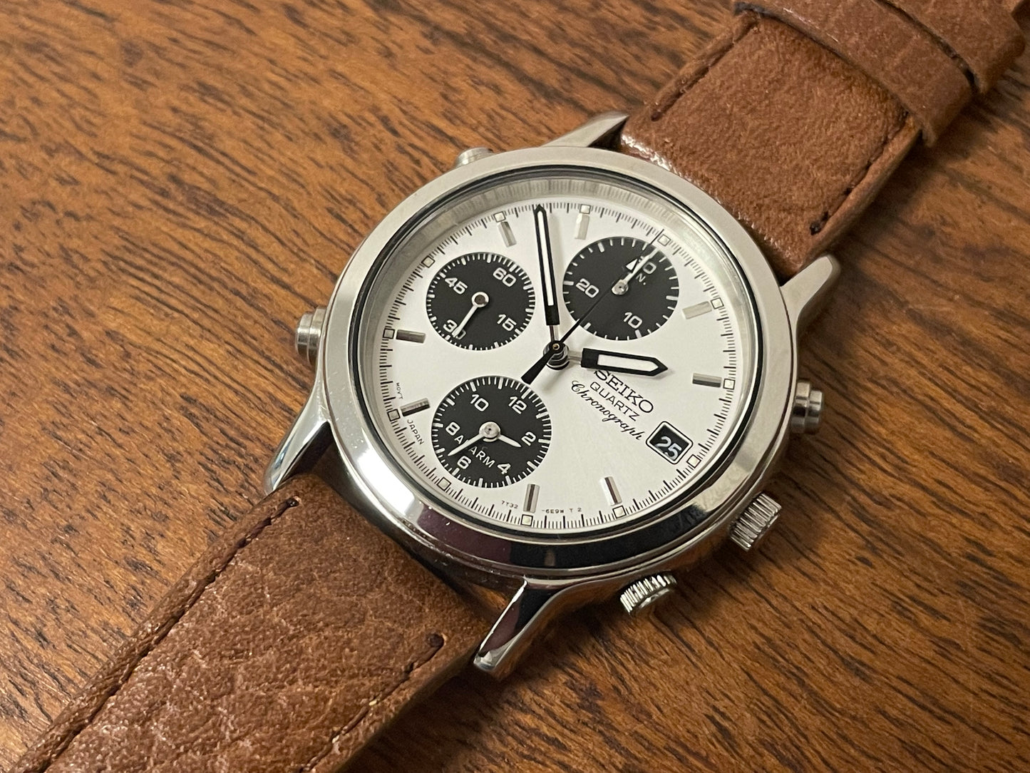 (1992) Seiko 7T32-6D80 Quartz chronograph - "Panda" silver dial w/ black subdials (NOS)