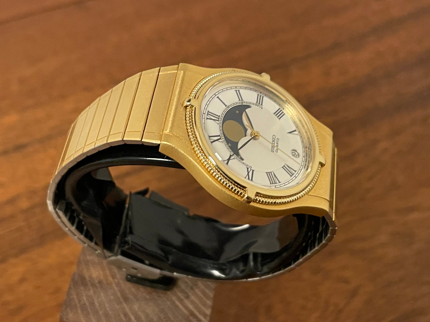 (1985) Seiko 7434-6010 gold colored dress watch with moon phase (NOS)