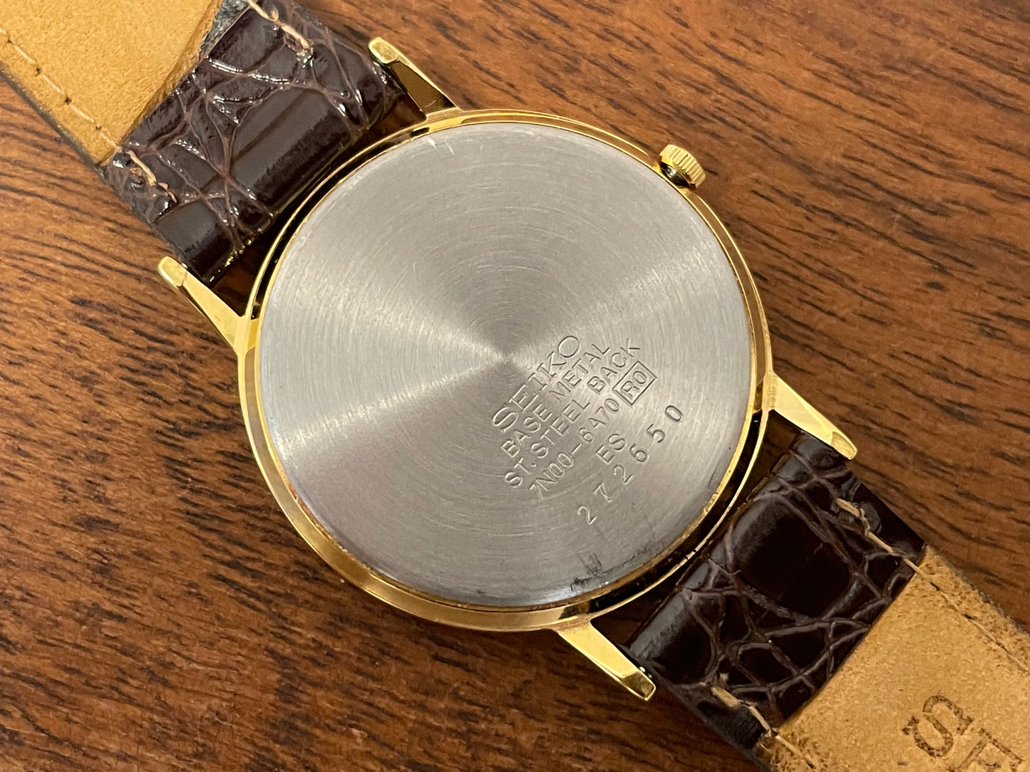 (2002) Seiko 7N00-6A70 Quartz dress watch -gold dial w/ gold markers - small size