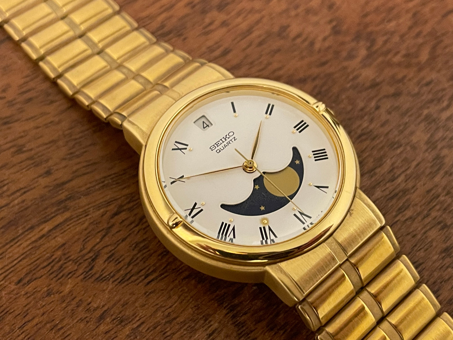 (1986) Seiko 7434-6070 gold colored dress watch - linen dial w/ moon phase