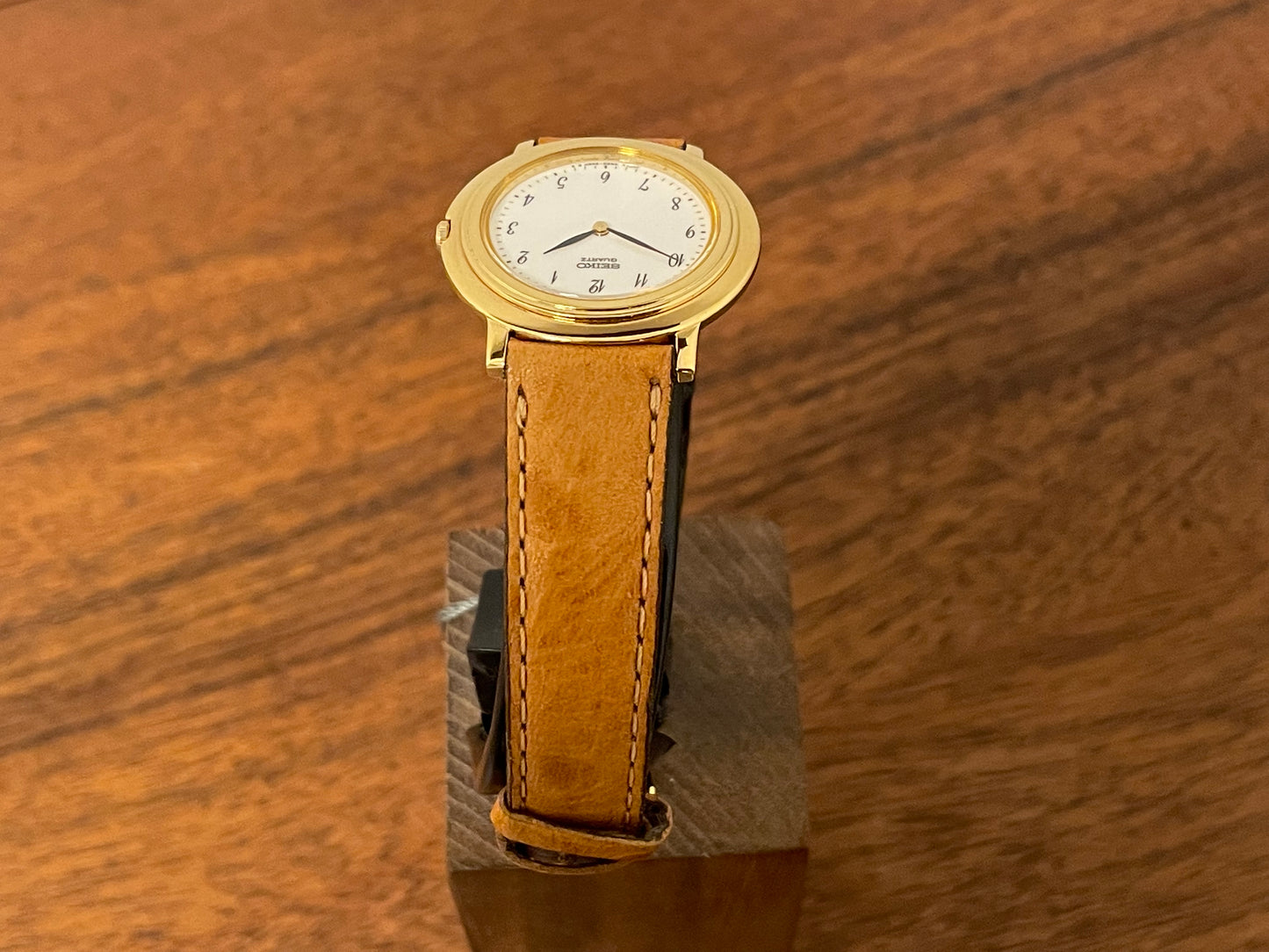(1992) Seiko 4N00-0630 dress watch - white dial w/ Arabic numerals & leaf hands - small size (NOS)