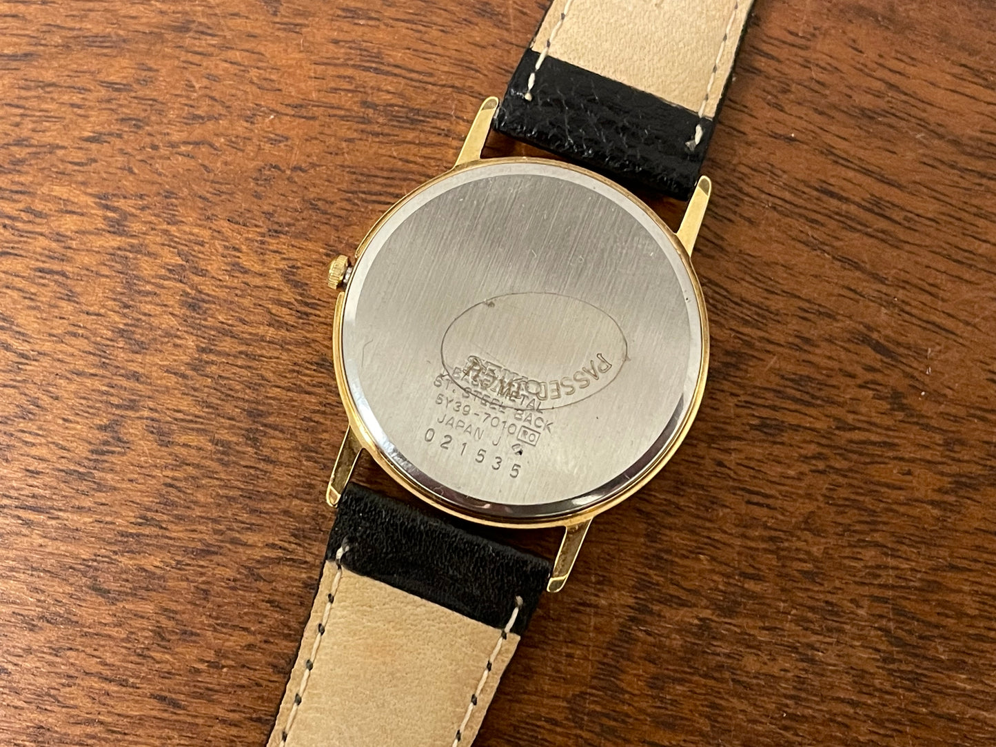 (2000) Seiko 5Y39-7010 dress watch - gold colored case - black dial w/ flat gold Arabic numerals (NOS)