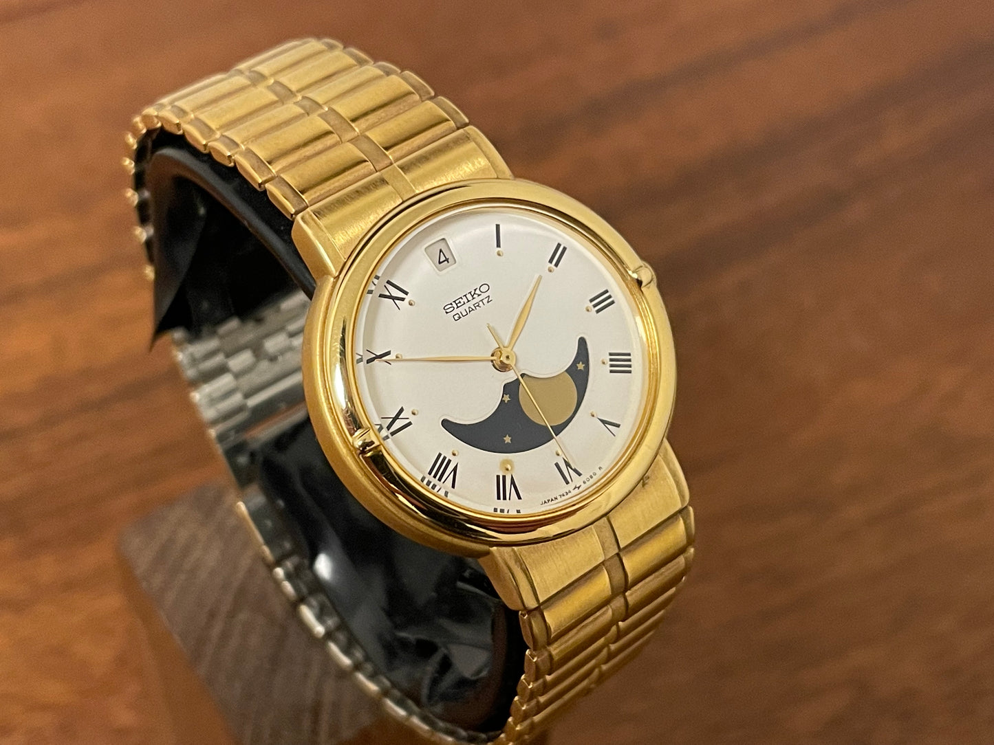 (1986) Seiko 7434-6070 gold colored dress watch - linen dial w/ moon phase