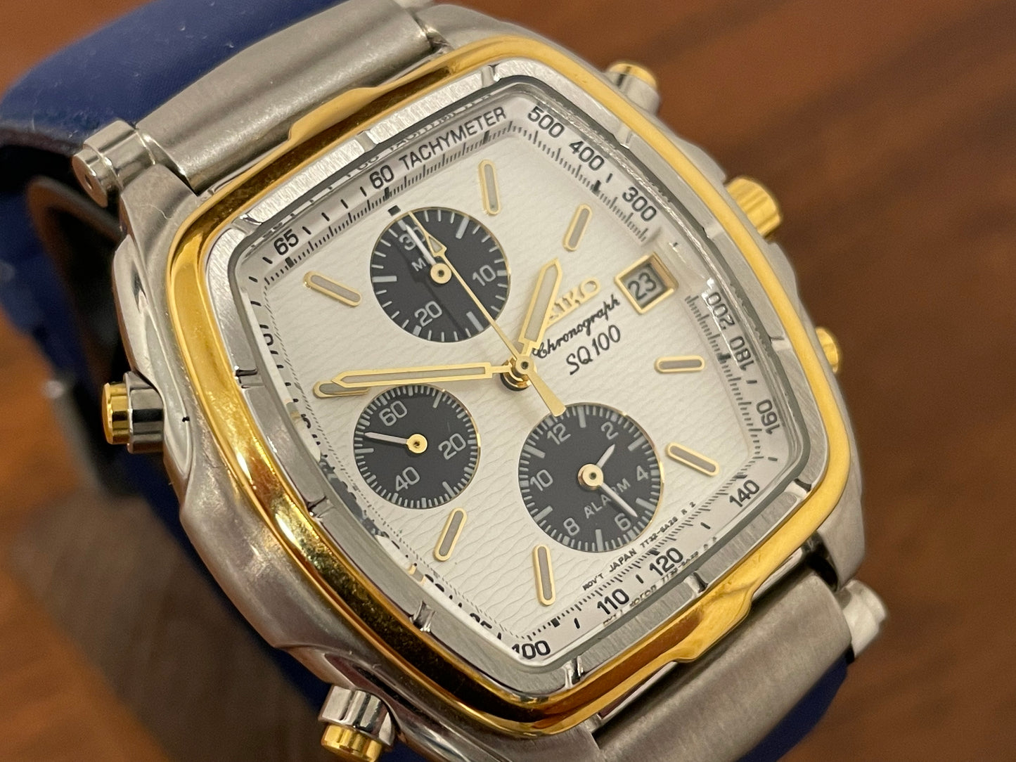 (1996) Seiko 7T32-5A10 chronograph SQ100 - bi-color square case - silver wave pattern dial (NOS)