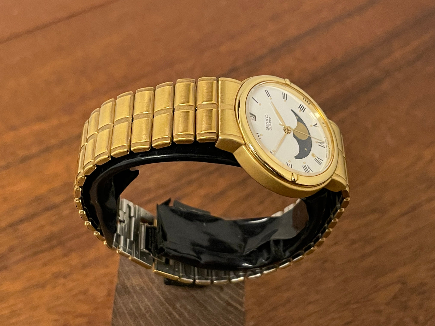 (1986) Seiko 7434-6070 gold colored dress watch - linen dial w/ moon phase