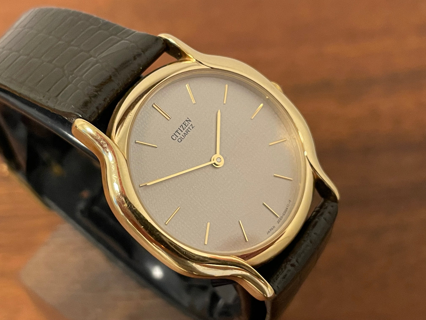 (1976) Citizen 6020-4-Y50335 dress watch - gold colored case - silver textured dial w/ gold markers (NOS)
