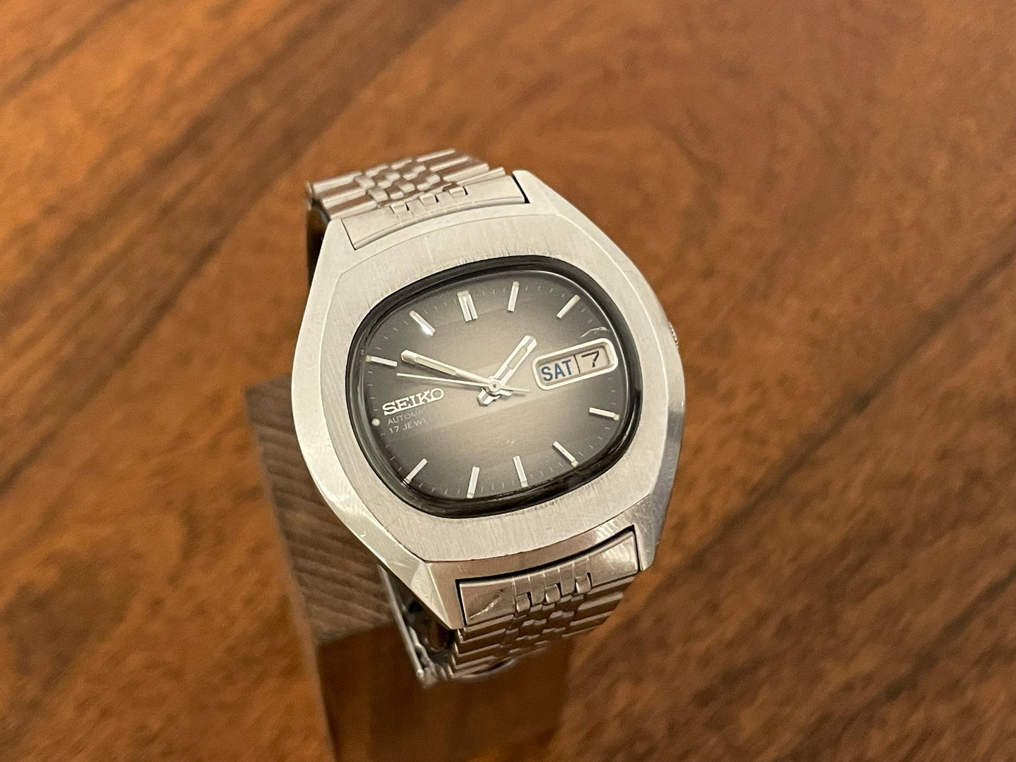 (1976) Seiko 7009-5001 "TV dial" oval case - grey gradient dial (serviced)