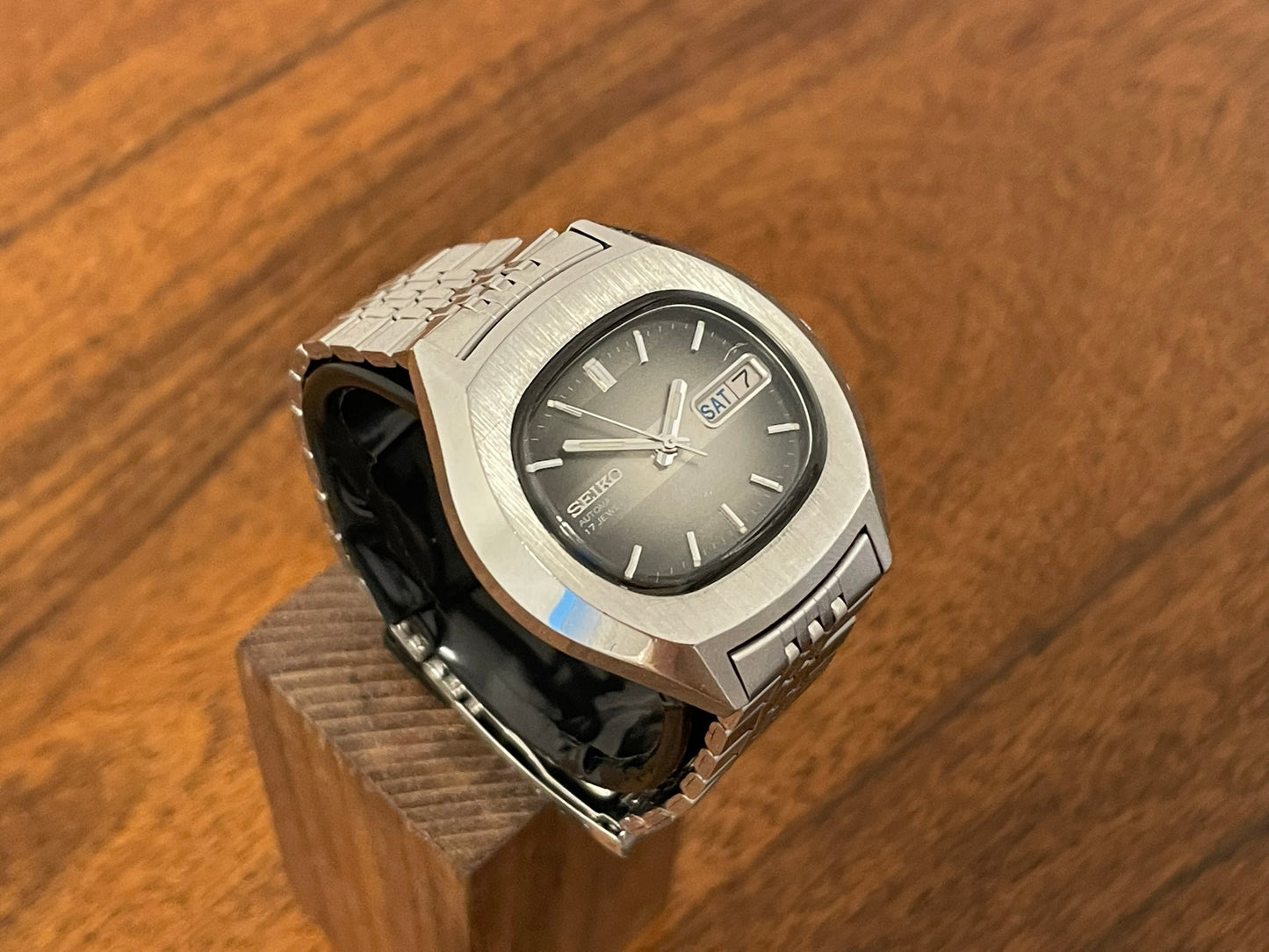 (1976) Seiko 7009-5001 "TV dial" oval case - grey gradient dial (serviced)