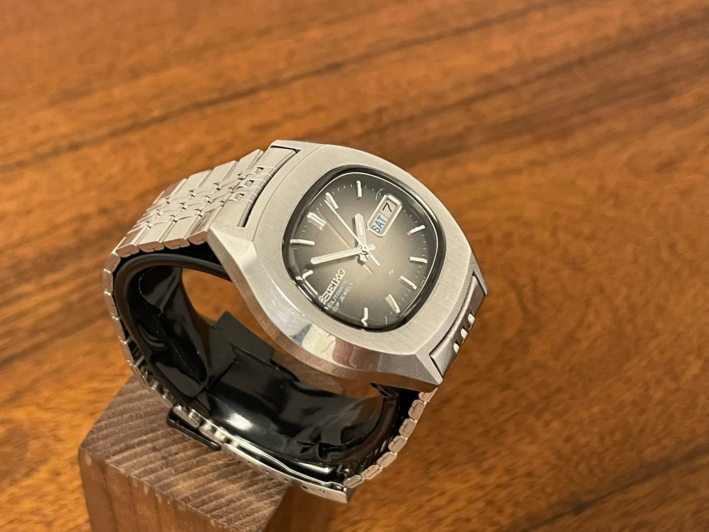 (1976) Seiko 7009-5001 "TV dial" oval case - grey gradient dial (serviced)
