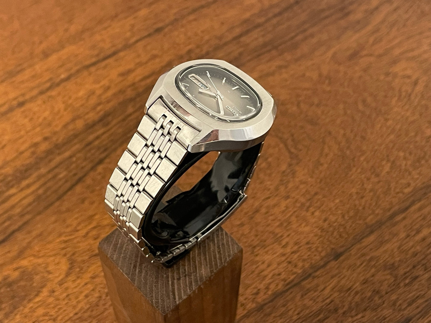 (1976) Seiko 7009-5001 "TV dial" oval case - grey gradient dial (serviced)