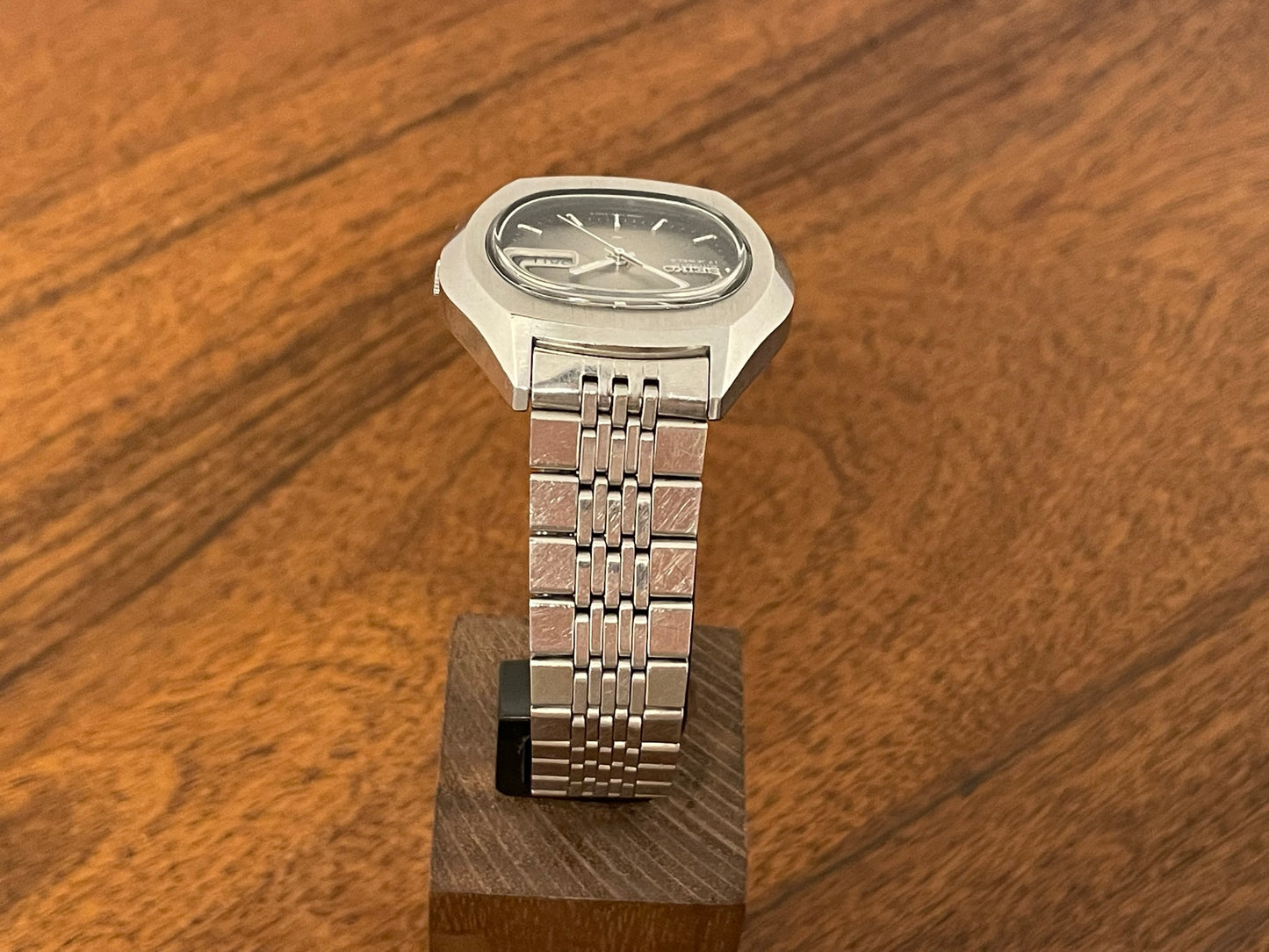 (1976) Seiko 7009-5001 "TV dial" oval case - grey gradient dial (serviced)