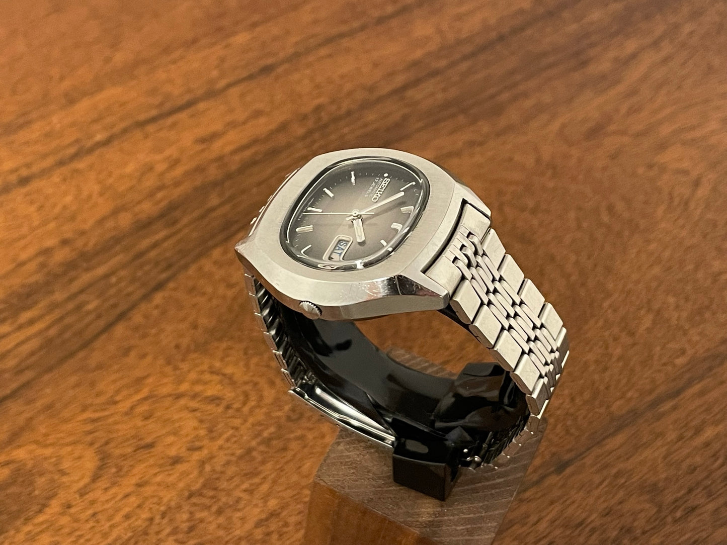 (1976) Seiko 7009-5001 "TV dial" oval case - grey gradient dial (serviced)