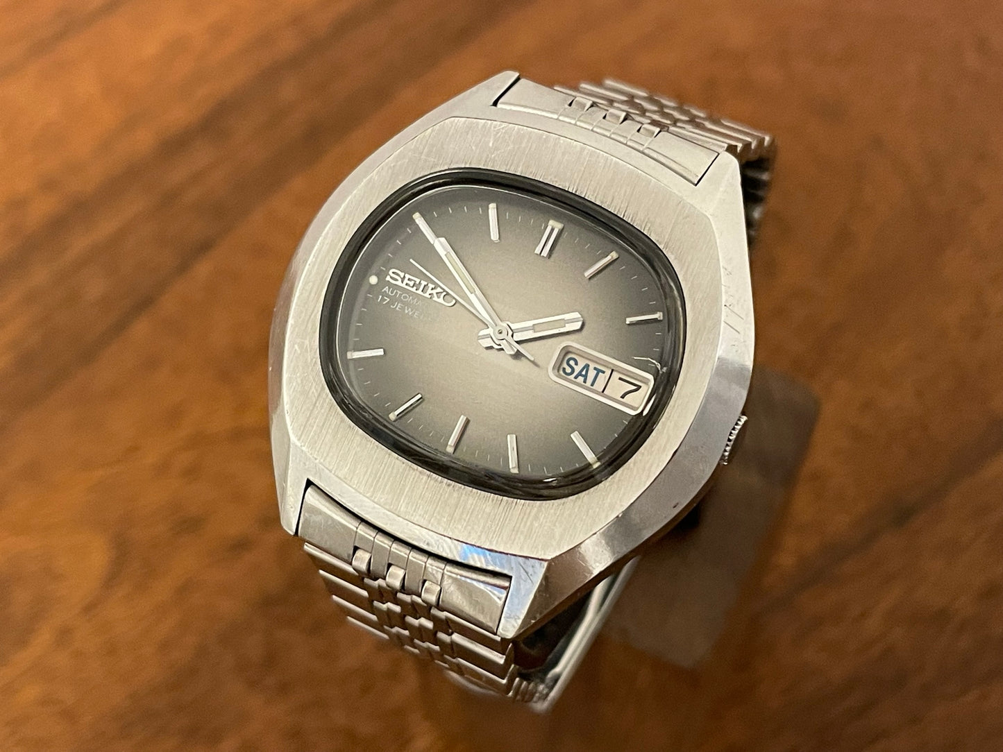 (1976) Seiko 7009-5001 "TV dial" oval case - grey gradient dial (serviced)