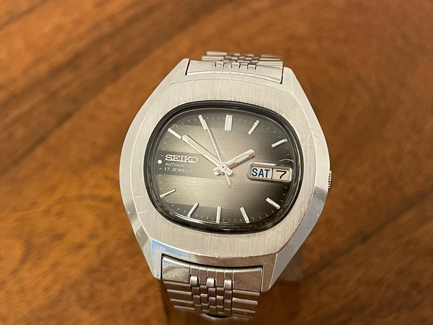 (1976) Seiko 7009-5001 "TV dial" oval case - grey gradient dial (serviced)