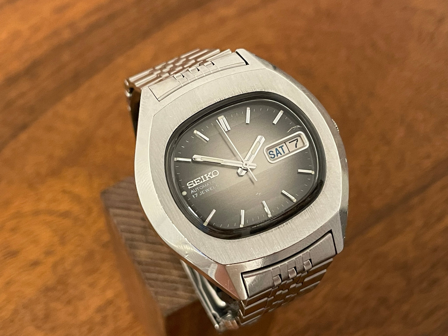 (1976) Seiko 7009-5001 "TV dial" oval case - grey gradient dial (serviced)