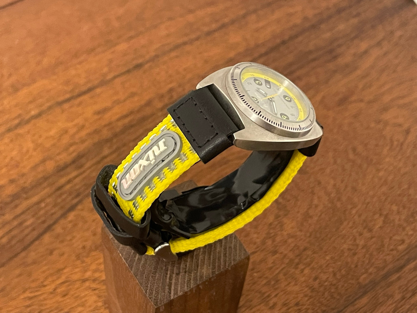(1990s) Nixon Exactly diver - small size