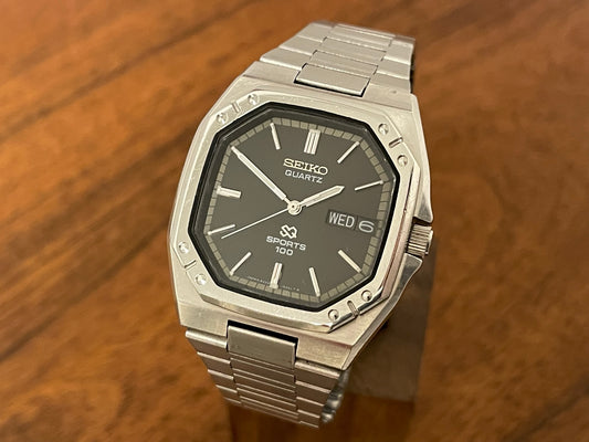 1982 vintage Seiko 8229-503A Quartz SQ Sports 100 front view