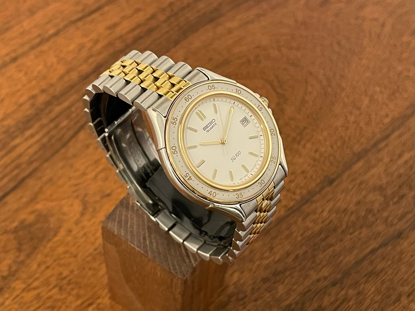 (1990) Seiko 5Y22-607A SQ100