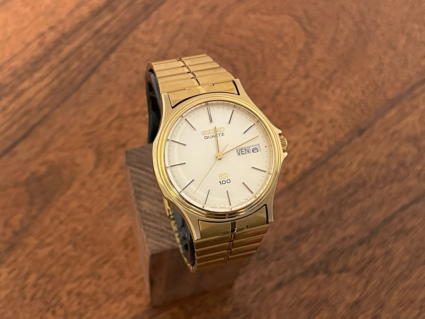 (1982) Seiko 6923-7010 SQ100 with day and date function (NOS)