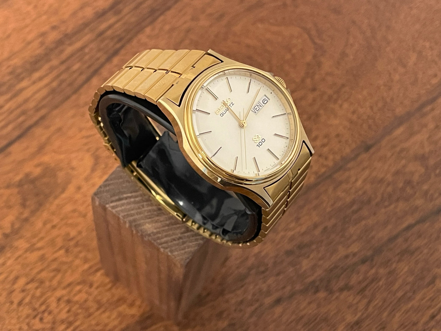 (1982) Seiko 6923-7010 SQ100 with day and date function (NOS)