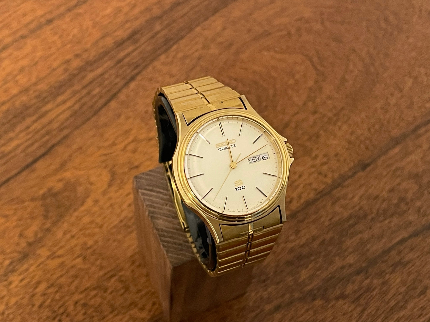 (1982) Seiko 6923-7010 SQ100 with day and date function (NOS)