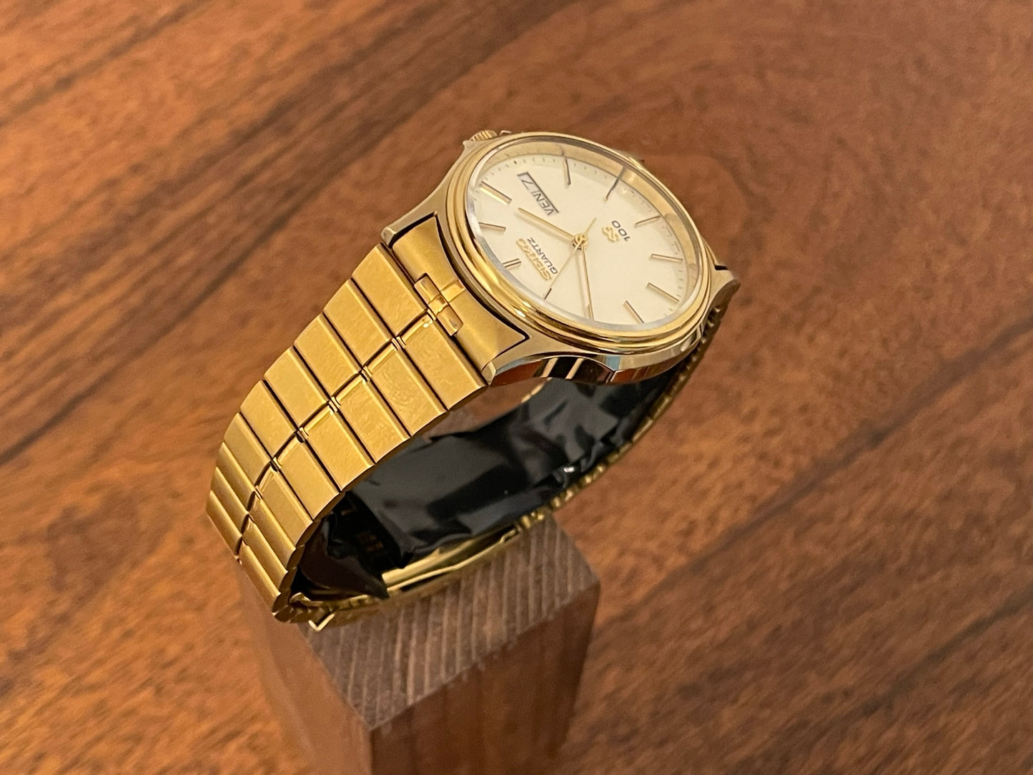 (1982) Seiko 6923-7010 SQ100 with day and date function (NOS)
