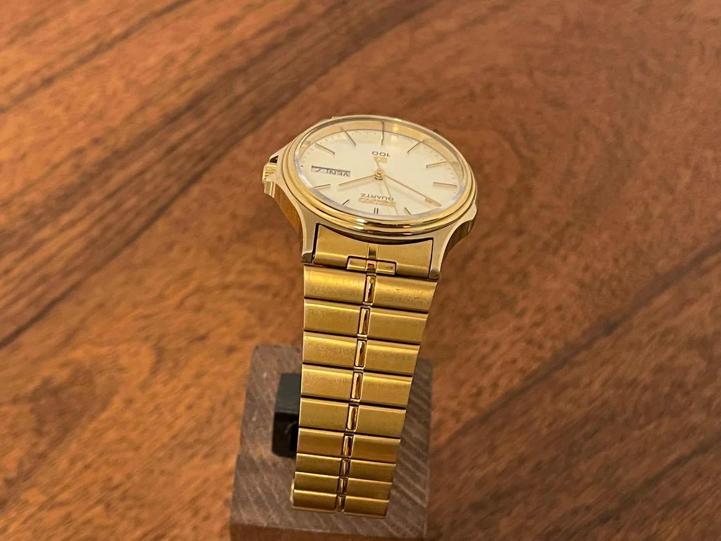 (1982) Seiko 6923-7010 SQ100 with day and date function (NOS)