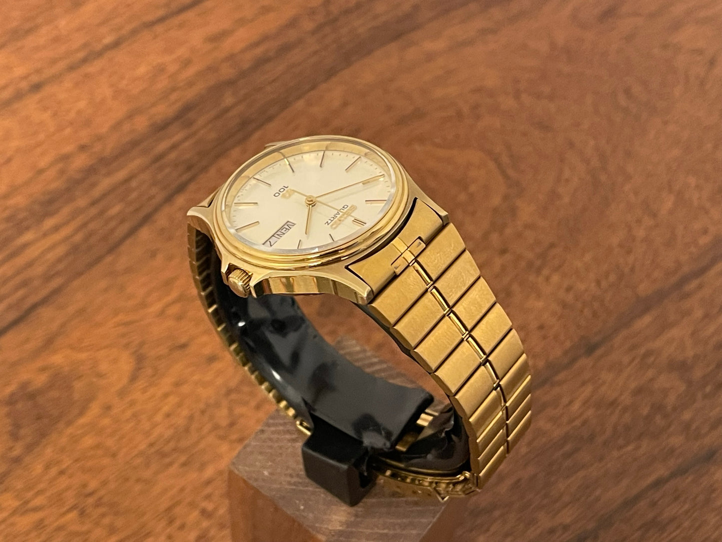 (1982) Seiko 6923-7010 SQ100 with day and date function (NOS)