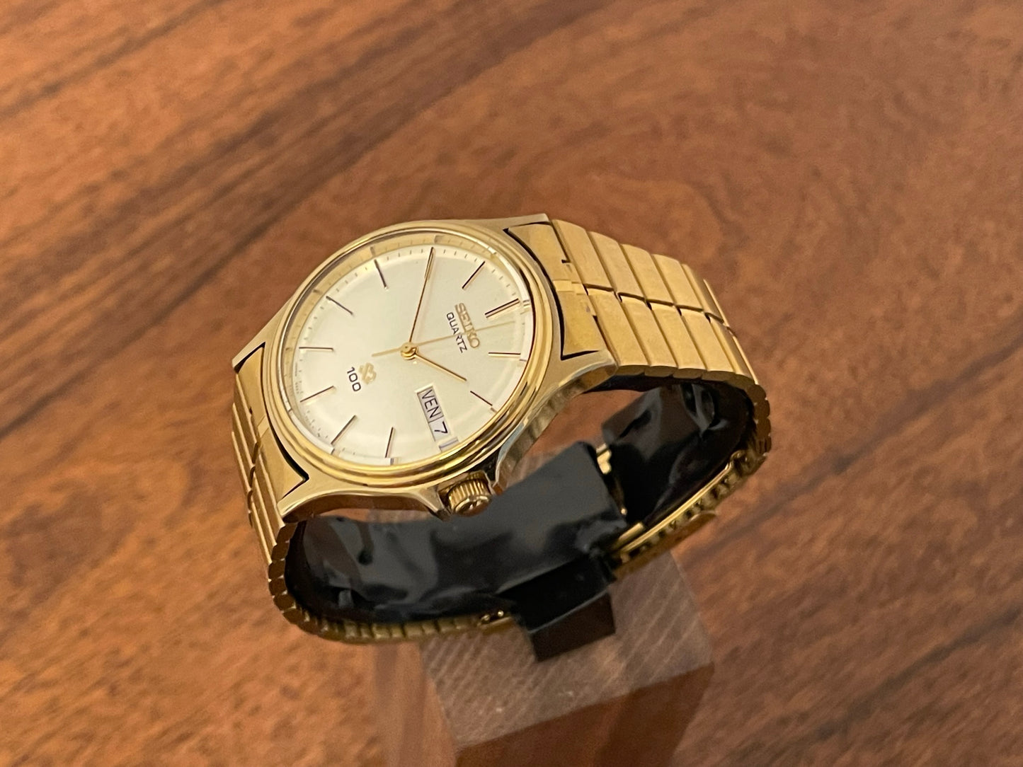 (1982) Seiko 6923-7010 SQ100 with day and date function (NOS)