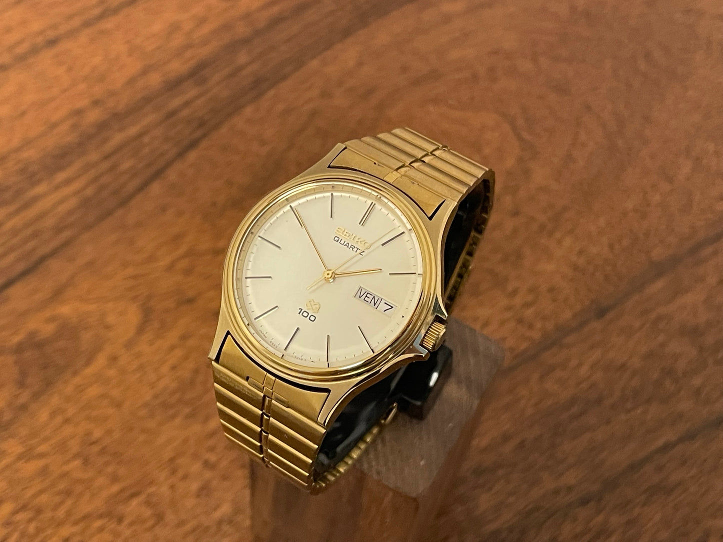 (1982) Seiko 6923-7010 SQ100 with day and date function (NOS)