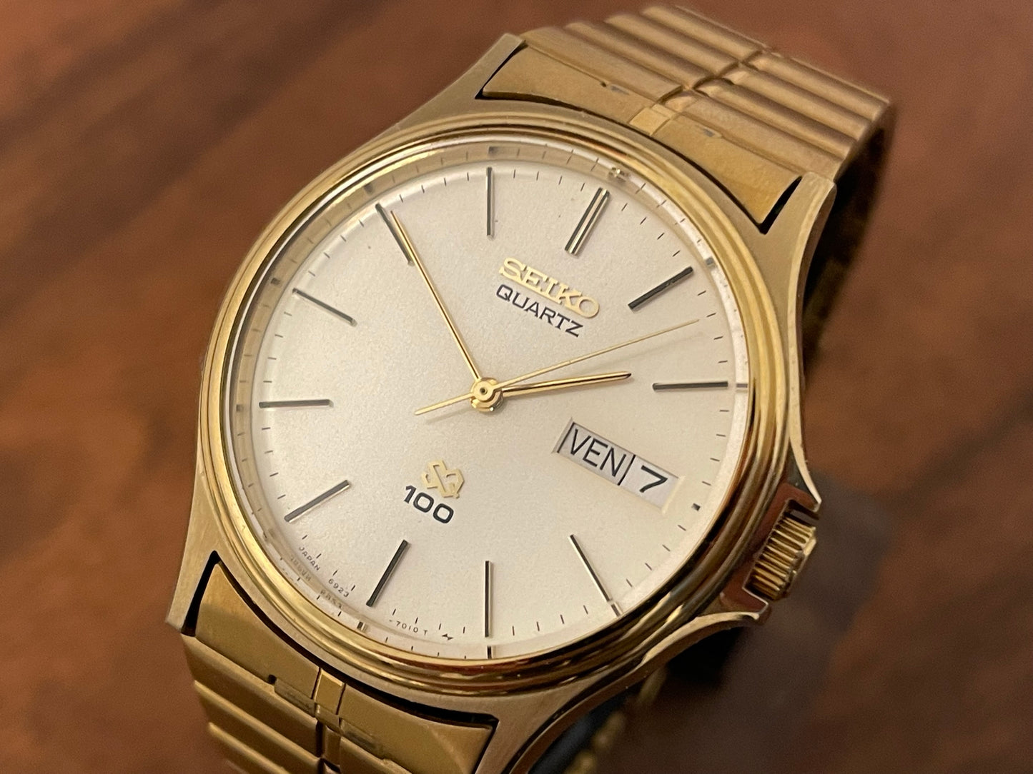 (1982) Seiko 6923-7010 SQ100 with day and date function (NOS)