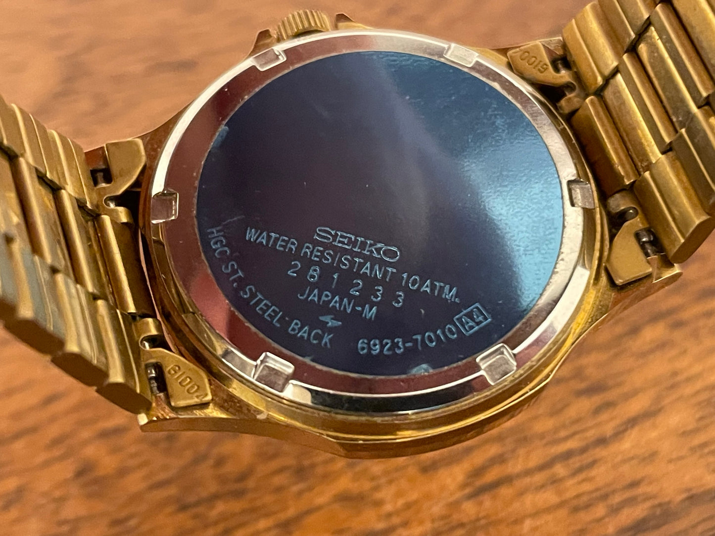 (1982) Seiko 6923-7010 SQ100 with day and date function (NOS)