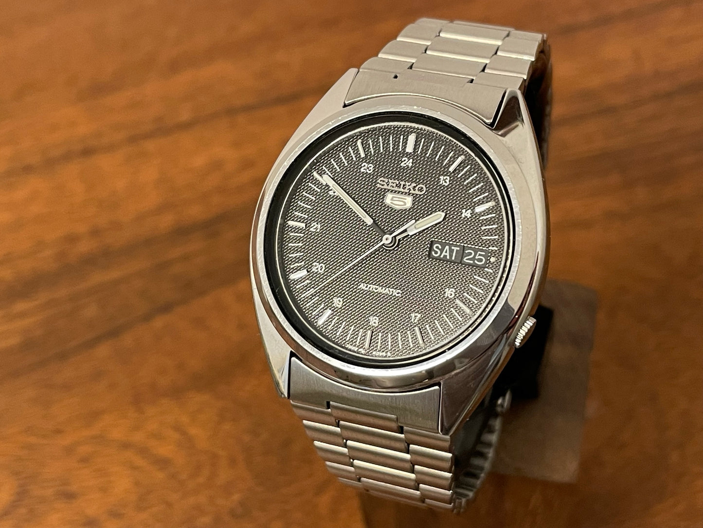 1983 vintage Seiko 5 Automatic 7009-3040 day/date automatic front view