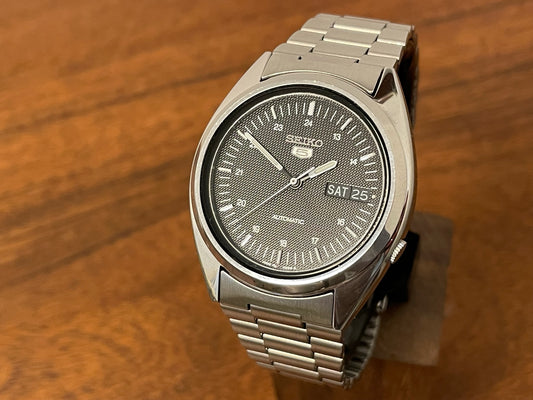 1983 vintage Seiko 5 Automatic 7009-3040 day/date automatic front view