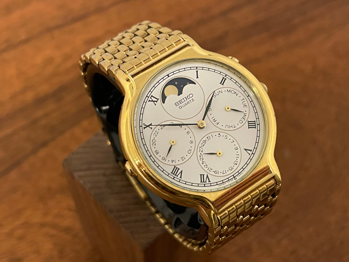 (1988) Seiko 7F38-7030 calendar dress watch with moon phase (serviced)
