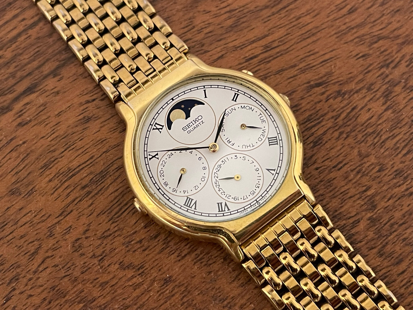 (1988) Seiko 7F38-7030 calendar dress watch with moon phase (serviced)