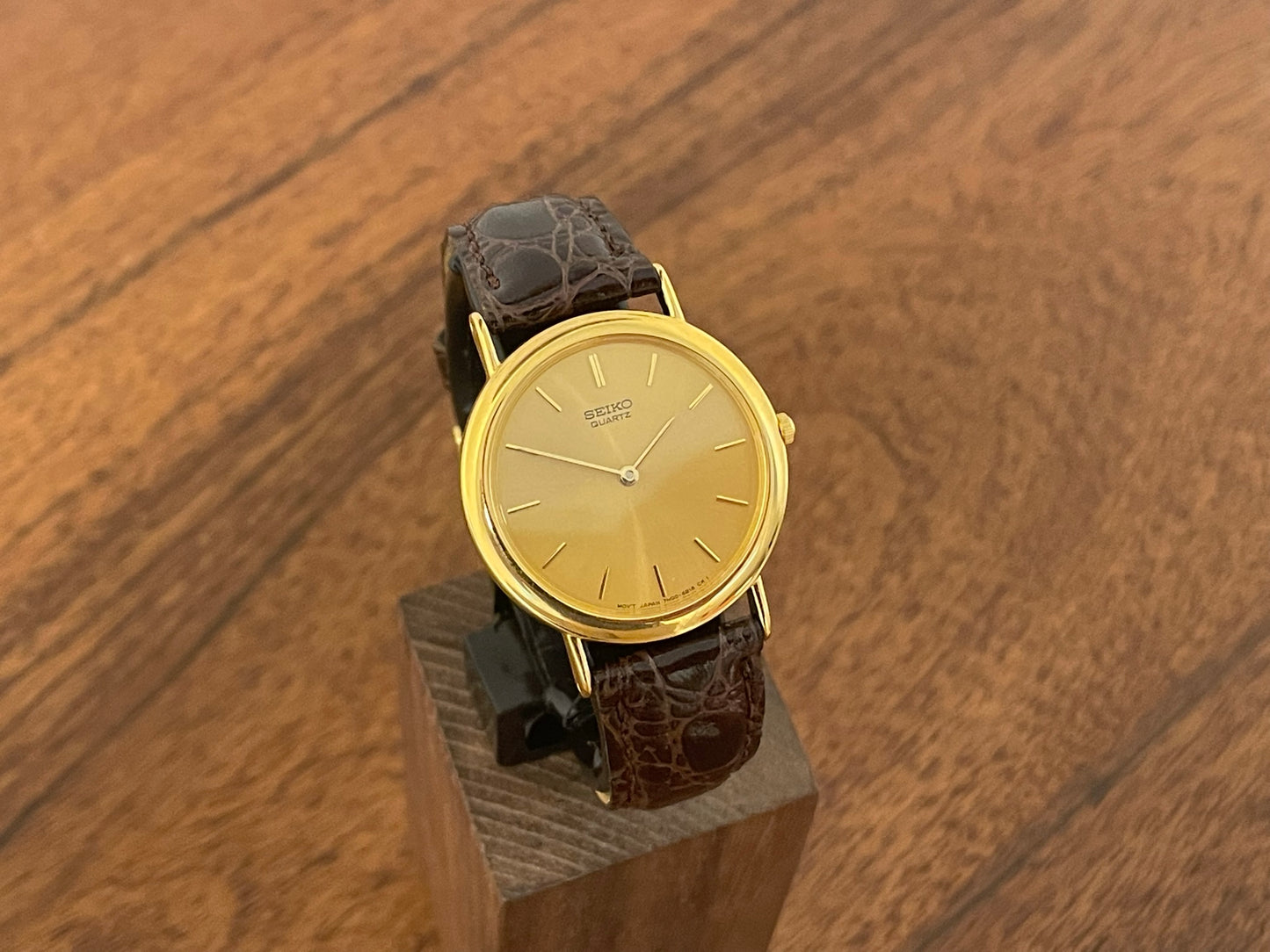 (2002) Seiko 7N00-6A70 Quartz dress watch -gold dial w/ gold markers - small size