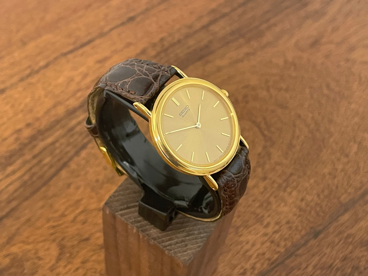 (2002) Seiko 7N00-6A70 Quartz dress watch -gold dial w/ gold markers - small size