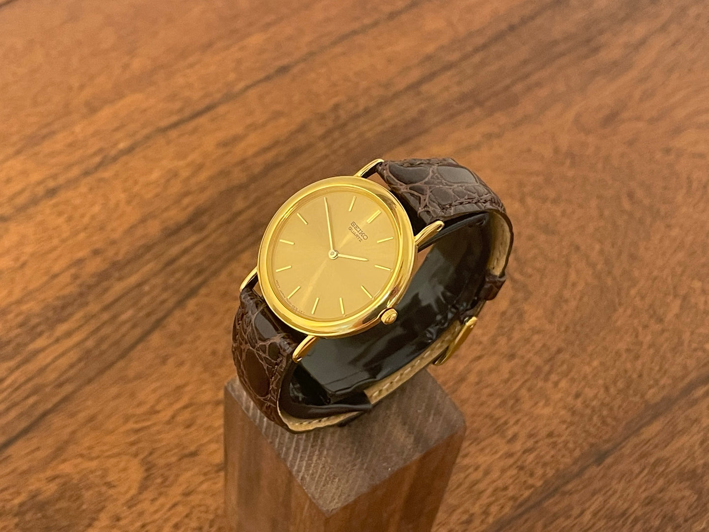 (2002) Seiko 7N00-6A70 Quartz dress watch -gold dial w/ gold markers - small size