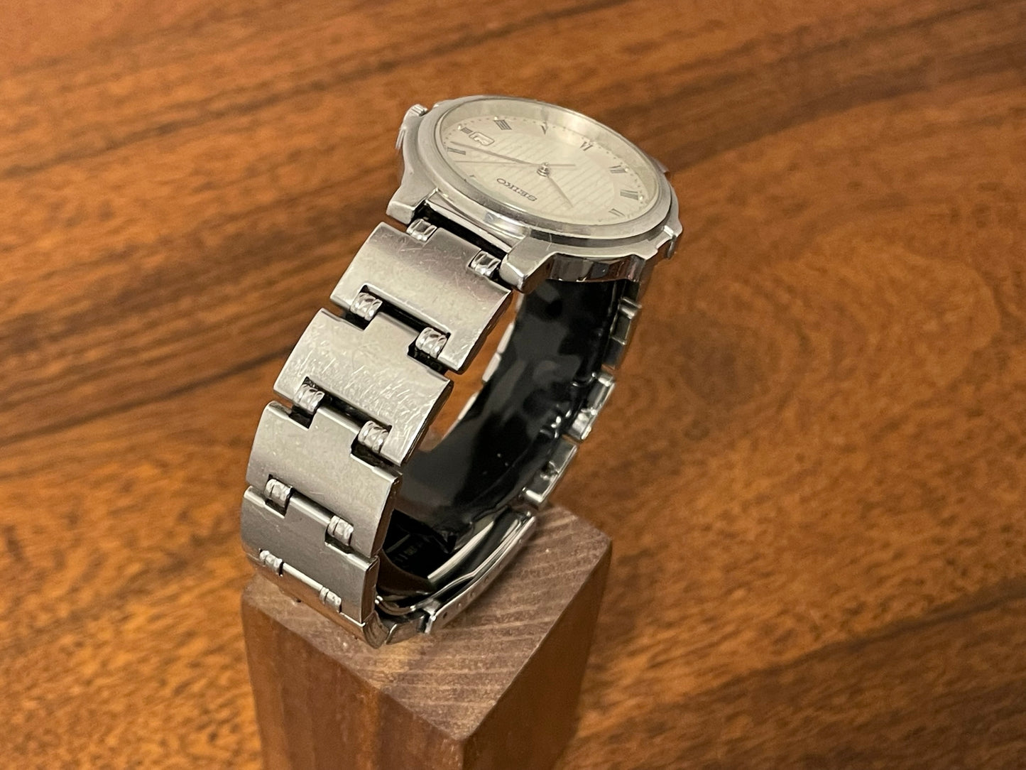 (1990) Seiko V732-0T90 - white dial with roman numerals