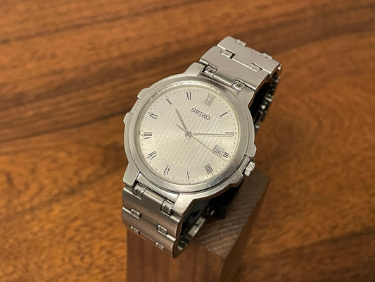 (1990) vintage Seiko V732-0T90 with roman numerals front view