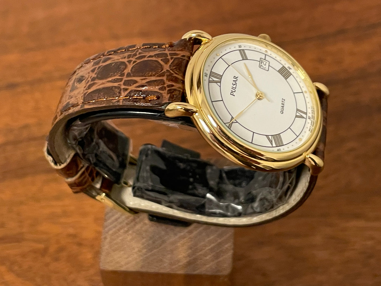 (2000) Pulsar V532-8A60 dress watch - gold colored case - white dial w/ black Roman numerals (NOS)