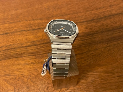 (1979) Seiko 7559-5000 Quartz "Night Light" - black dial w/ silver markers (NOS)